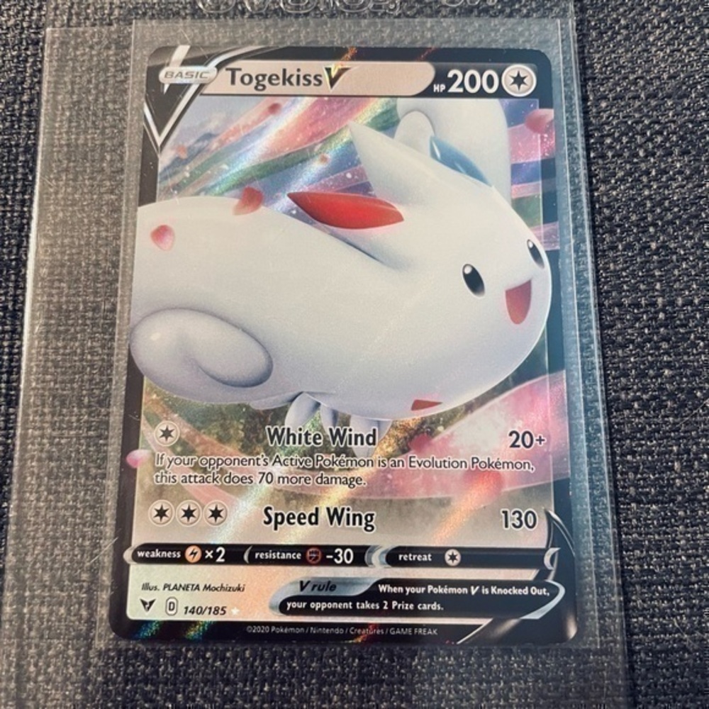 Togekiss V 140/185 Ultra Rare Pokemon Vivid Voltage NM in Card Protector